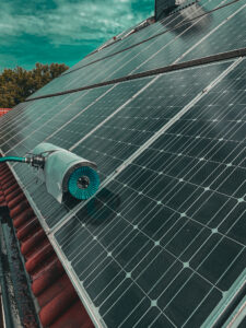 Reinigungsbürste auf Photovoltaikmodulen eines schrägen Dachs